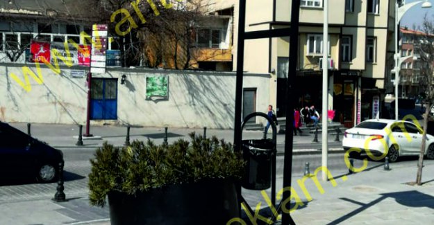 Araba şekilli otopark totem tabelası