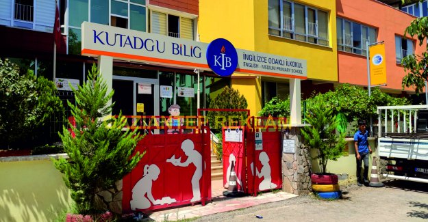 Işıksız okul giriş tabelası