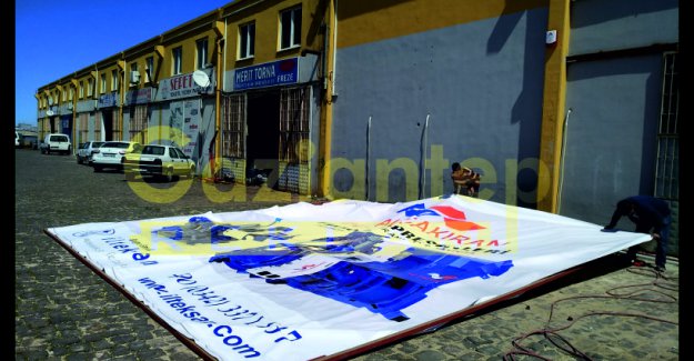 Vinil germe duvar tabelası germe aşaması
